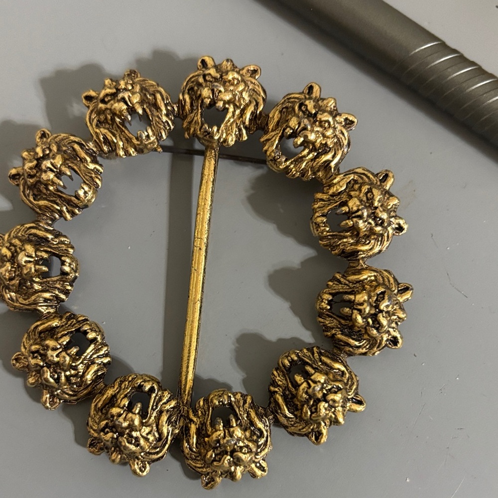 Vtg Gold tone Lion Head Brooch/Scarf slide.